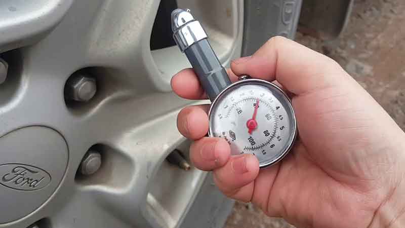 Kiểm tra tình trạng áp suất lốp của chiếc xe